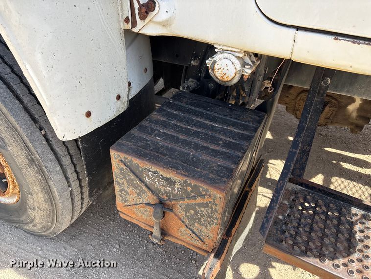 image for item FI0856 1988 Mack R690ST semi truck