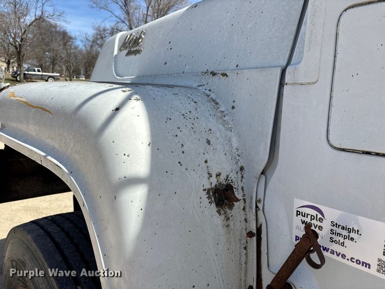 image for item FI0856 1988 Mack R690ST semi truck