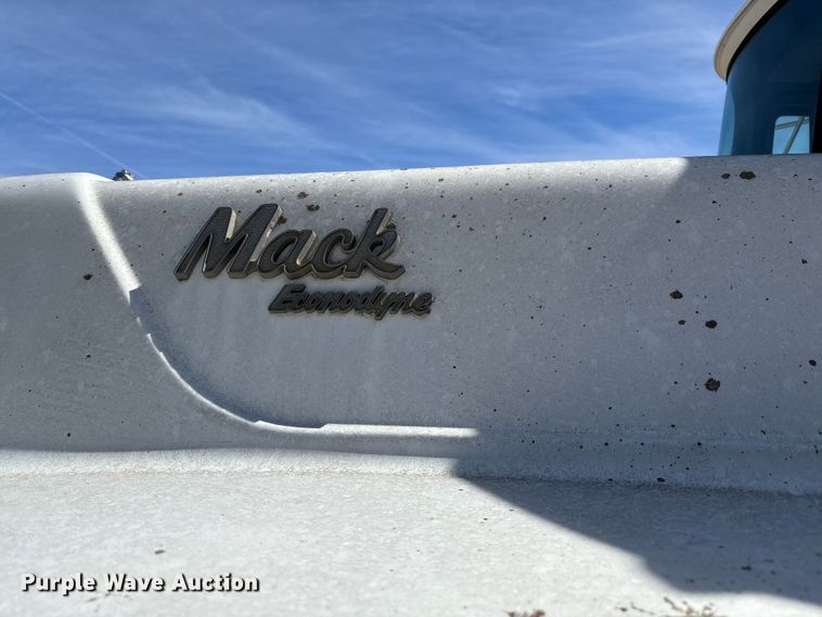 image for item FI0856 1988 Mack R690ST semi truck