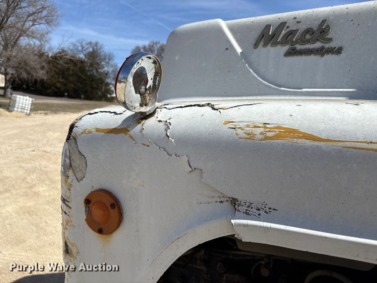 image for item FI0856 1988 Mack R690ST semi truck