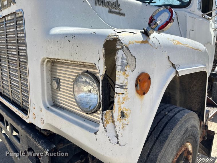 image for item FI0856 1988 Mack R690ST semi truck