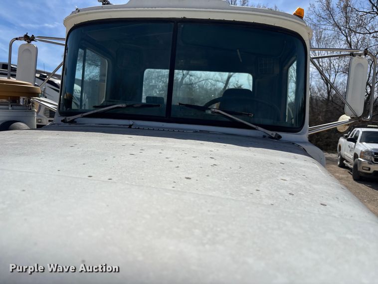 image for item FI0856 1988 Mack R690ST semi truck