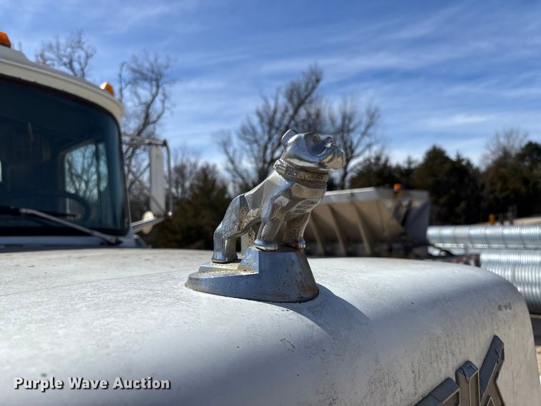 image for item FI0856 1988 Mack R690ST semi truck