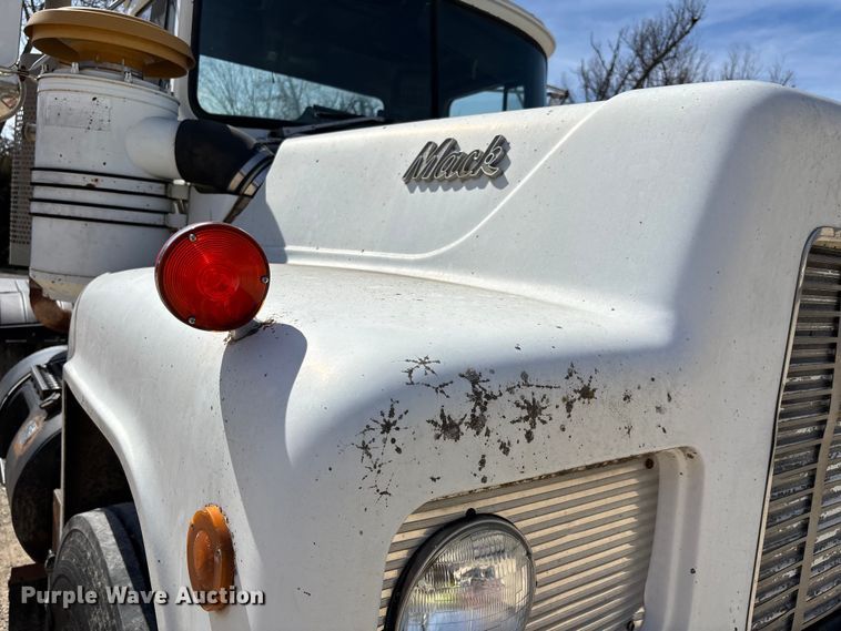 image for item FI0856 1988 Mack R690ST semi truck