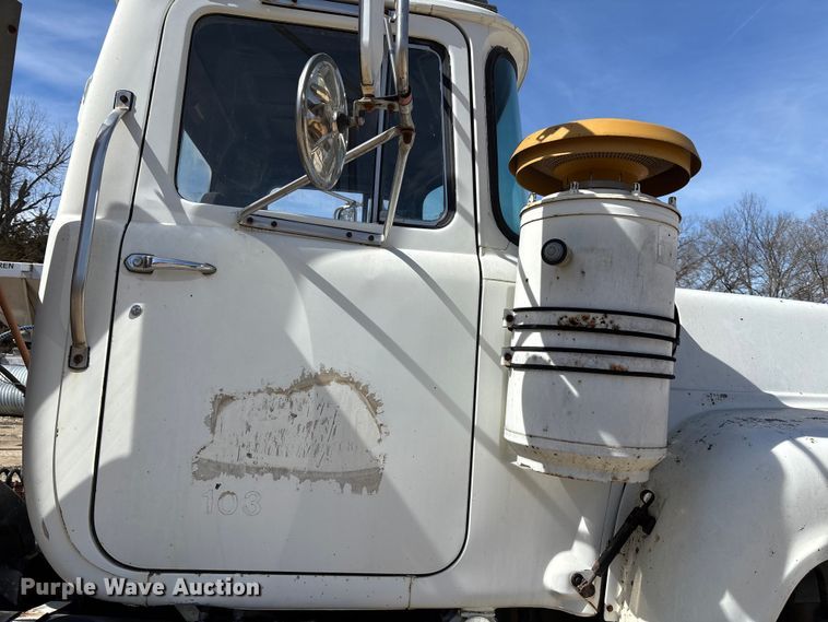 image for item FI0856 1988 Mack R690ST semi truck