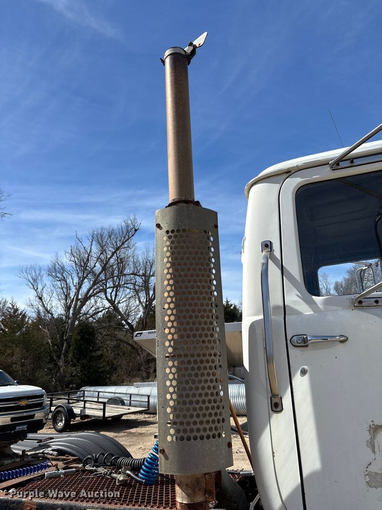 image for item FI0856 1988 Mack R690ST semi truck