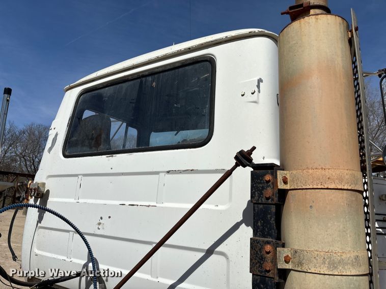 image for item FI0856 1988 Mack R690ST semi truck