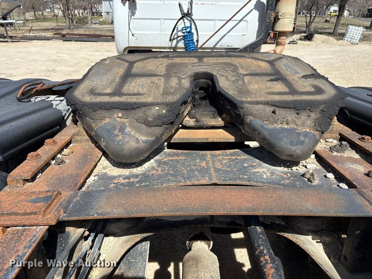 image for item FI0856 1988 Mack R690ST semi truck