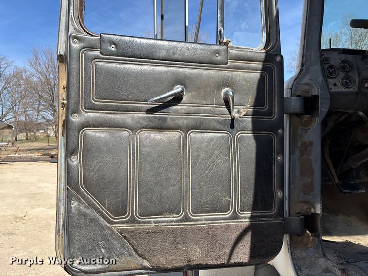 image for item FI0856 1988 Mack R690ST semi truck