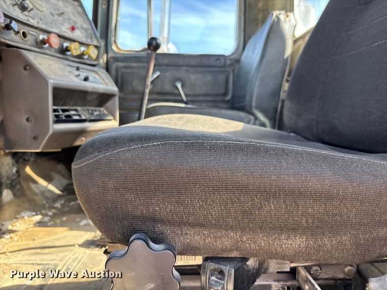 image for item FI0856 1988 Mack R690ST semi truck