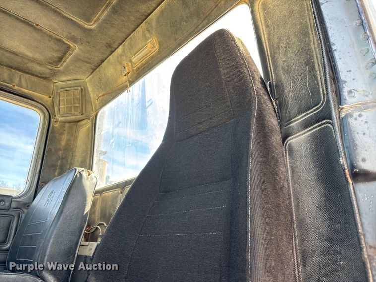 image for item FI0856 1988 Mack R690ST semi truck