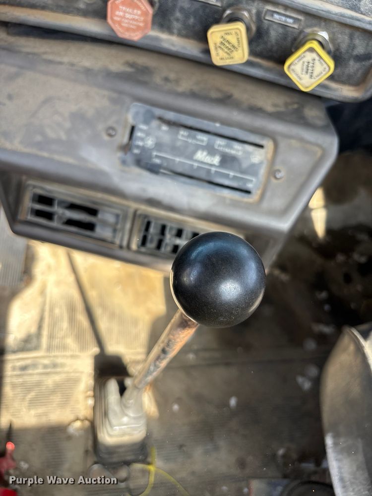 image for item FI0856 1988 Mack R690ST semi truck