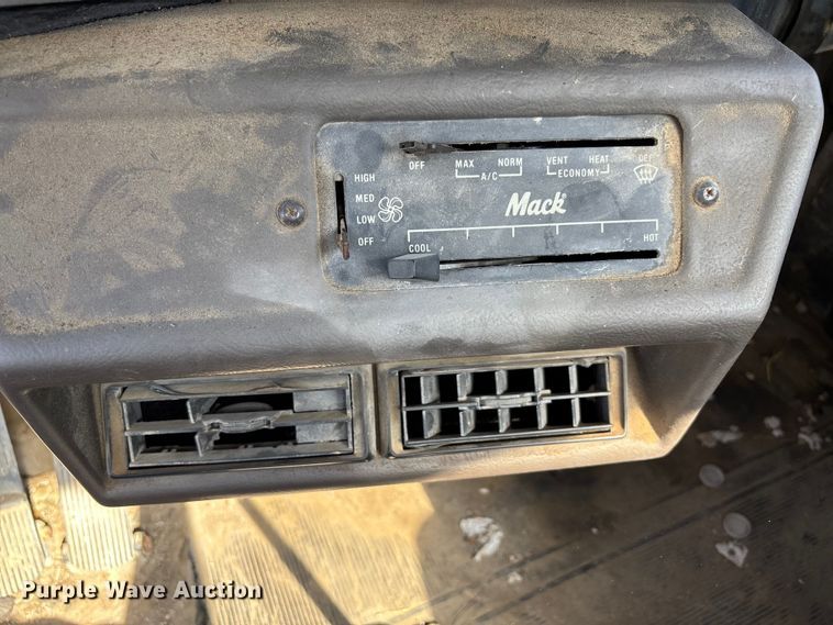 image for item FI0856 1988 Mack R690ST semi truck