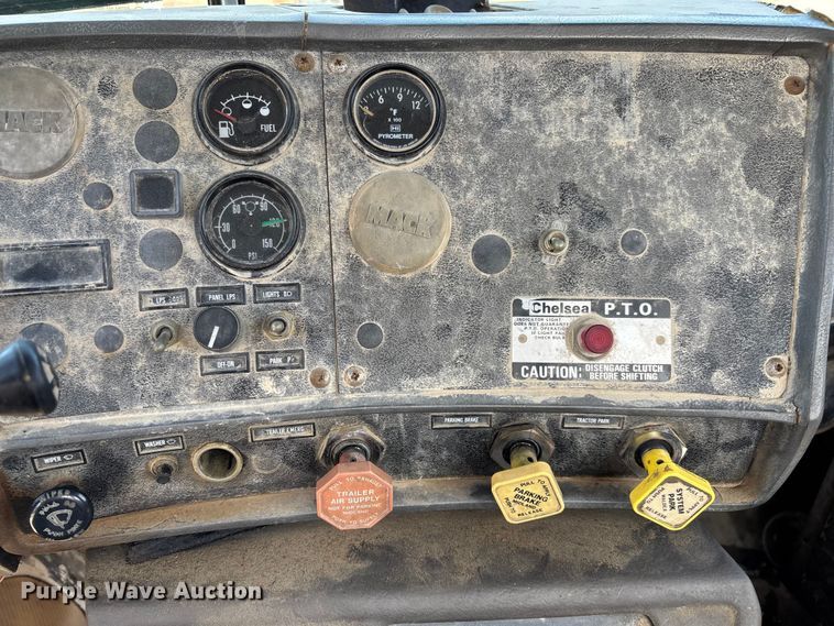 image for item FI0856 1988 Mack R690ST semi truck