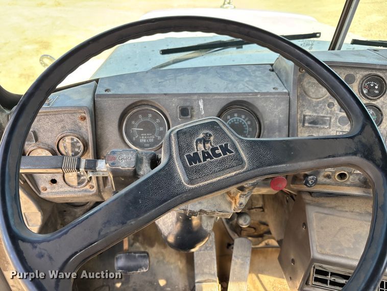 image for item FI0856 1988 Mack R690ST semi truck
