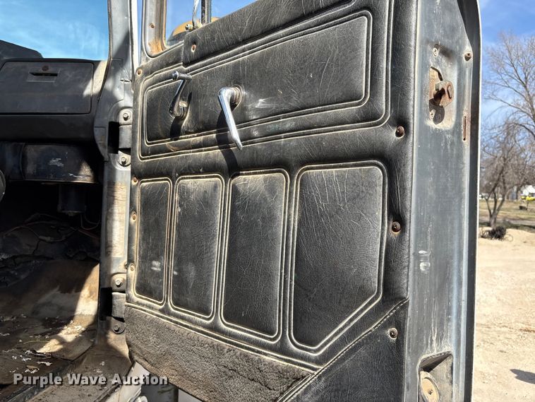 image for item FI0856 1988 Mack R690ST semi truck