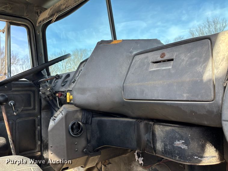 image for item FI0856 1988 Mack R690ST semi truck