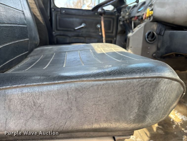 image for item FI0856 1988 Mack R690ST semi truck