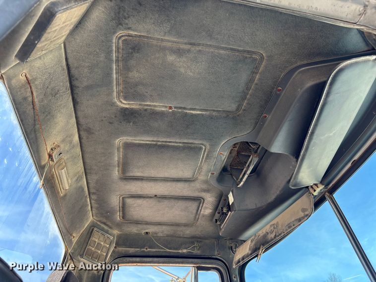 image for item FI0856 1988 Mack R690ST semi truck