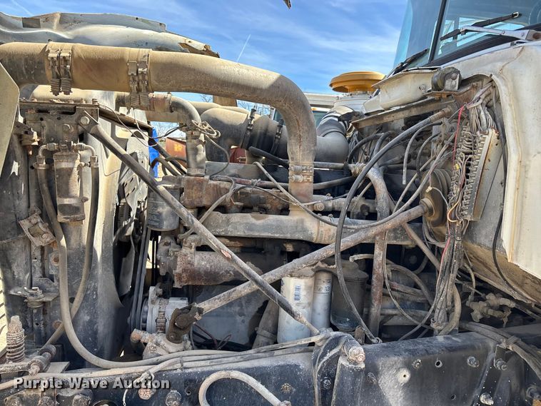 image for item FI0856 1988 Mack R690ST semi truck