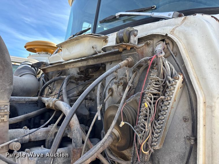 image for item FI0856 1988 Mack R690ST semi truck