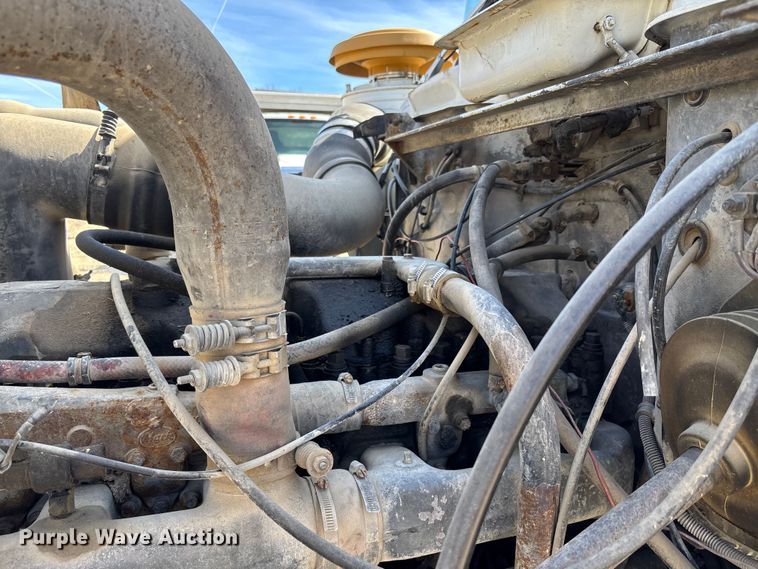 image for item FI0856 1988 Mack R690ST semi truck