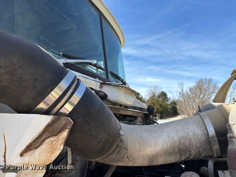 image for item FI0856 1988 Mack R690ST semi truck