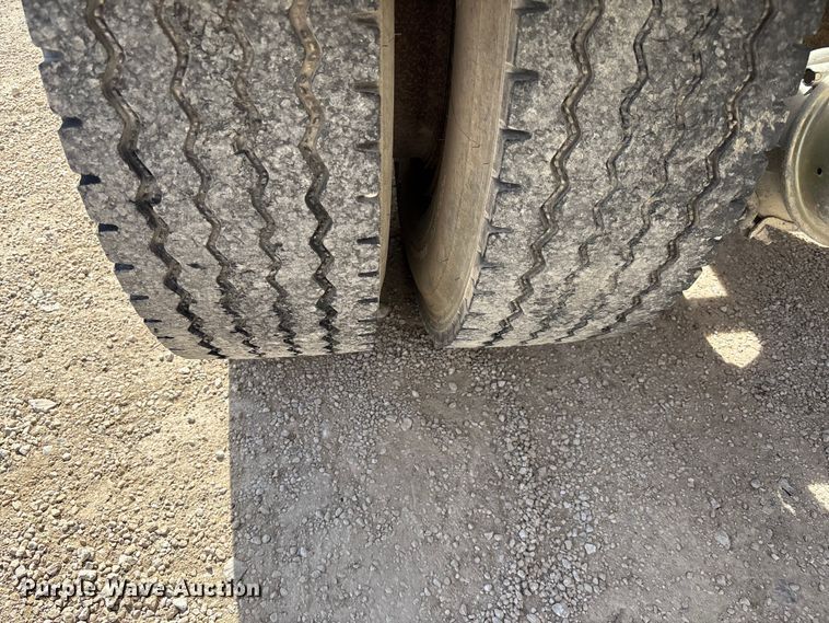 image for item FI0856 1988 Mack R690ST semi truck