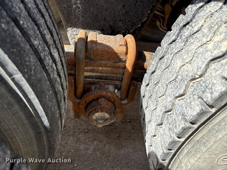 image for item FI0856 1988 Mack R690ST semi truck