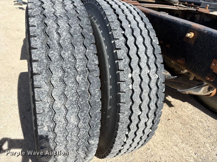 image for item FI0856 1988 Mack R690ST semi truck