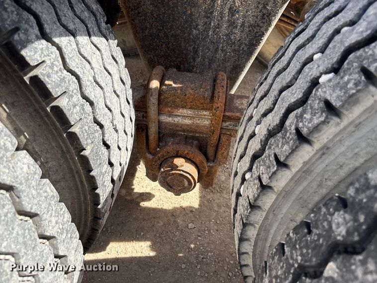 image for item FI0856 1988 Mack R690ST semi truck