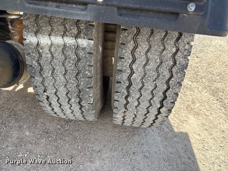 image for item FI0856 1988 Mack R690ST semi truck