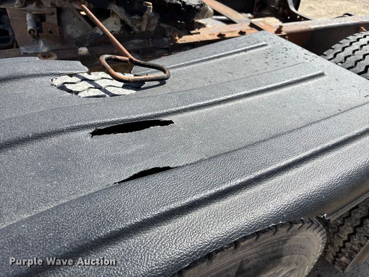 image for item FI0856 1988 Mack R690ST semi truck