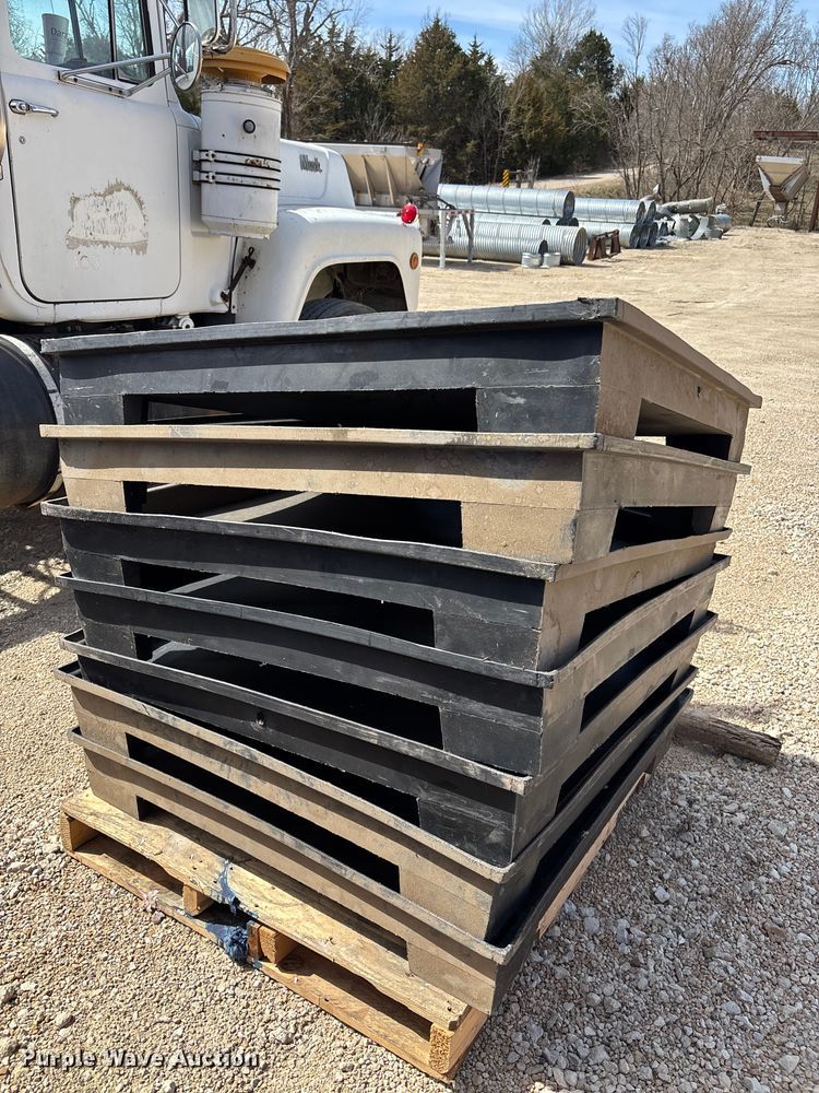 image for item FI0857 2017 Alley Cat 17018  recycling trailer