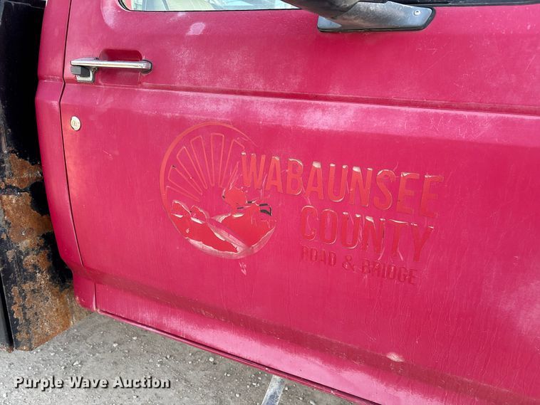 image for item FI0868 1994 Ford F350 XL flatbed pickup truck