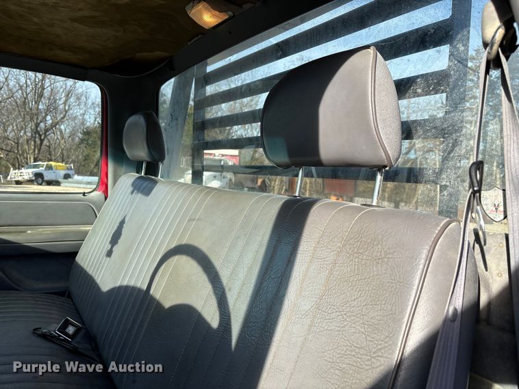 image for item FI0868 1994 Ford F350 XL flatbed pickup truck