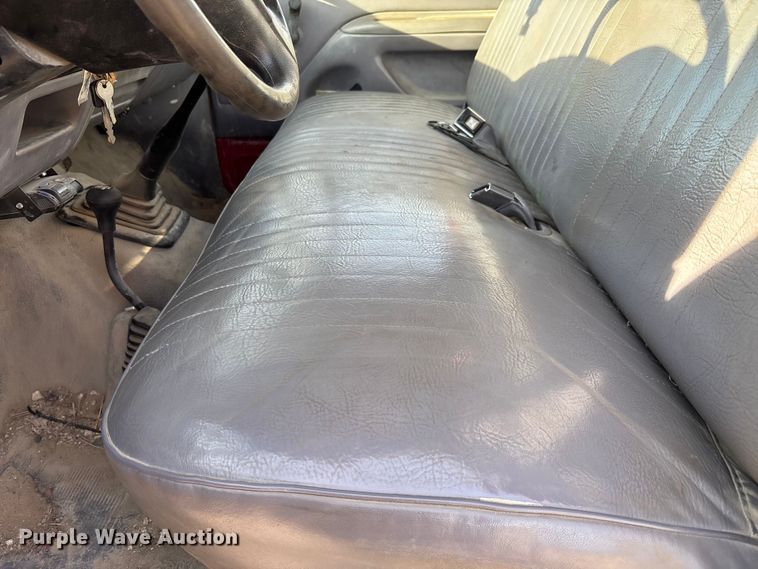 image for item FI0868 1994 Ford F350 XL flatbed pickup truck