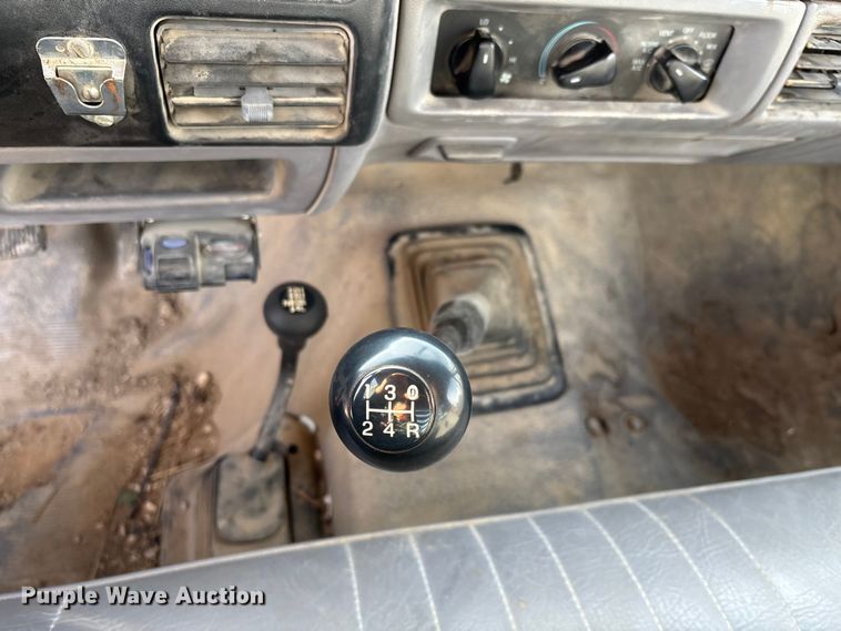 image for item FI0868 1994 Ford F350 XL flatbed pickup truck