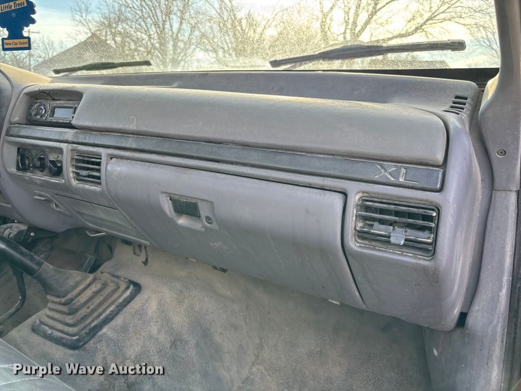 image for item FI0868 1994 Ford F350 XL flatbed pickup truck