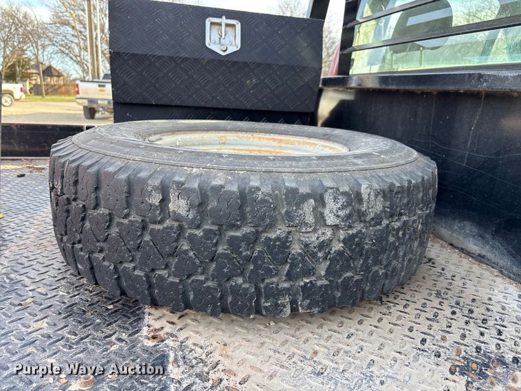 image for item FI0868 1994 Ford F350 XL flatbed pickup truck