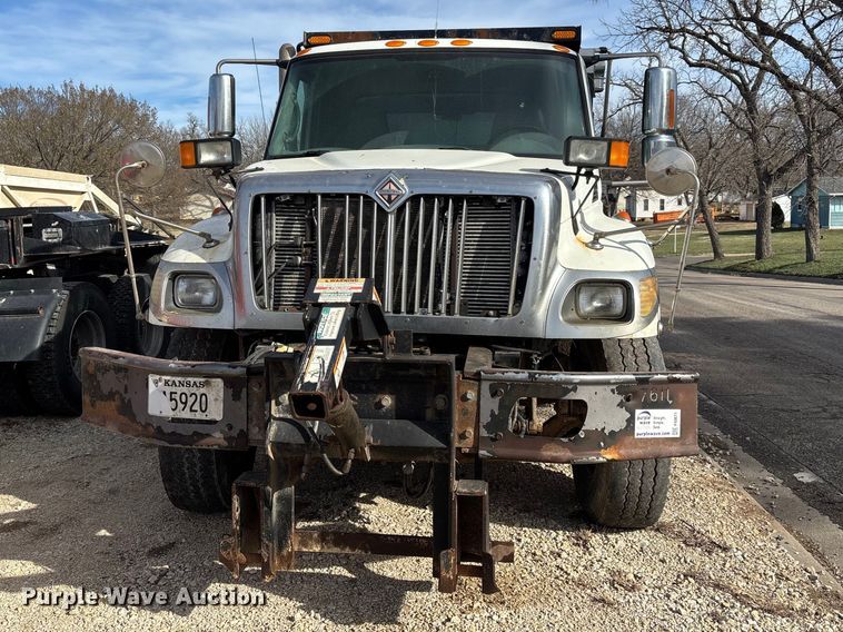 image for item FI0871 2007 International  7400 dump truck