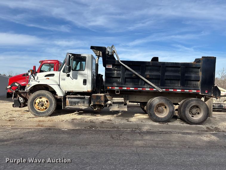 image for item FI0871 2007 International  7400 dump truck