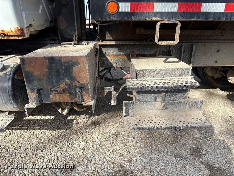 image for item FI0871 2007 International  7400 dump truck