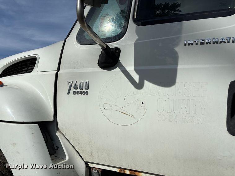 image for item FI0871 2007 International  7400 dump truck