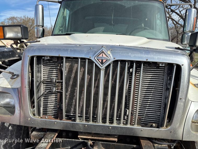 image for item FI0871 2007 International  7400 dump truck