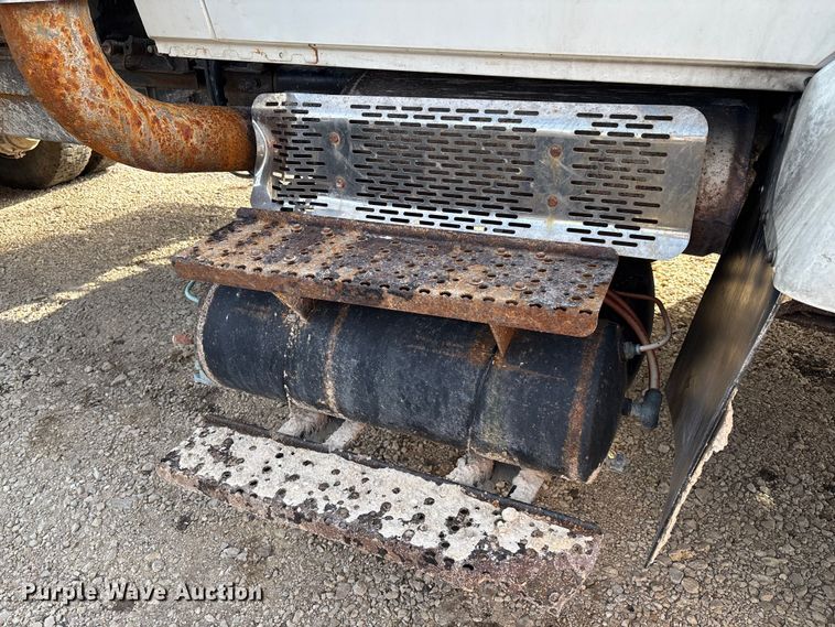 image for item FI0871 2007 International  7400 dump truck