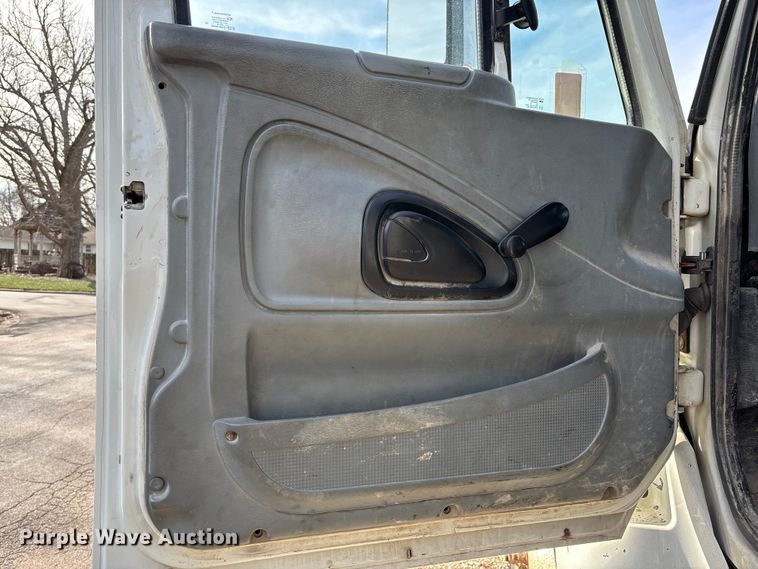 image for item FI0871 2007 International  7400 dump truck