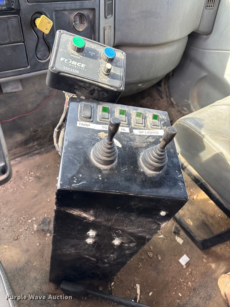 image for item FI0871 2007 International  7400 dump truck