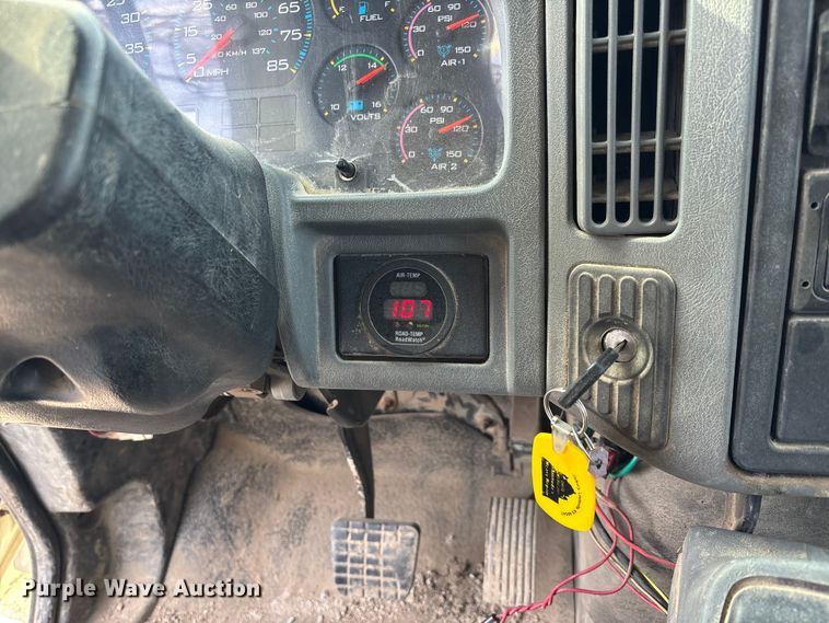 image for item FI0871 2007 International  7400 dump truck