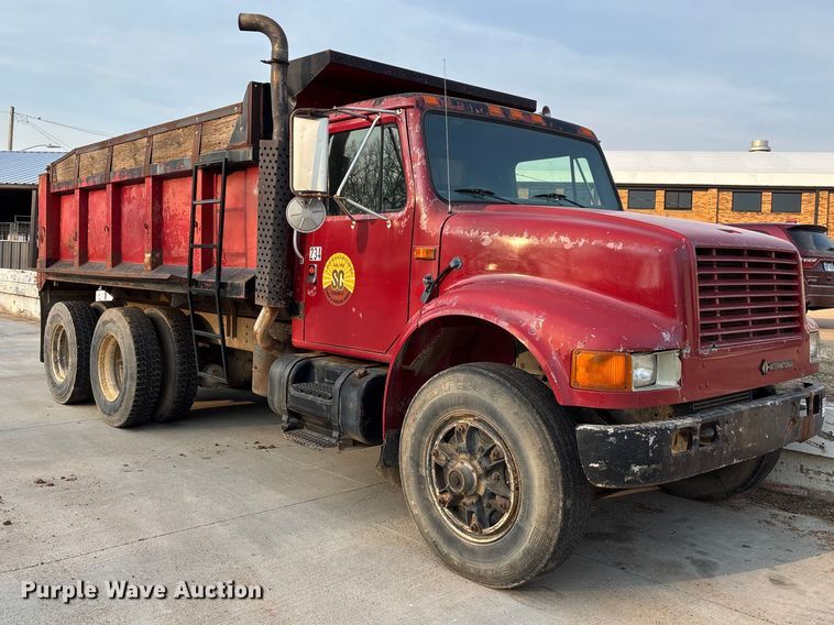 image for item FI0929 1990 International F4900 dump truck